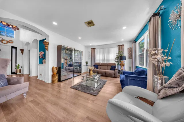 Residence photo 6