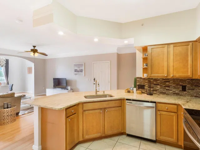 Unit 9309 photo 4
