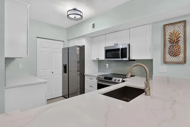 Unit 1202 photo 5