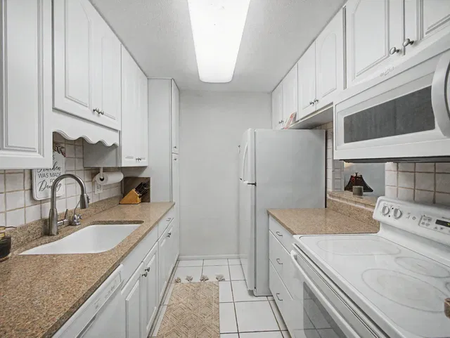  Unit 104 photo 6