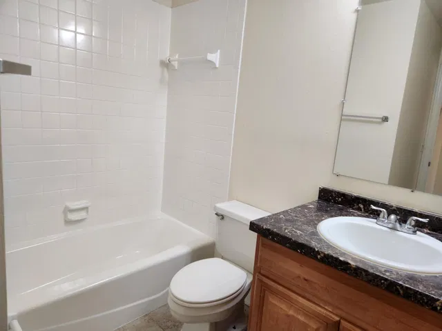 Unit C photo 21