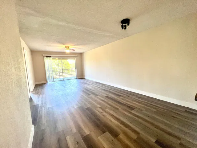 Unit Apt 302 photo 4