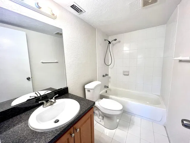 Unit Apt 302 photo 9