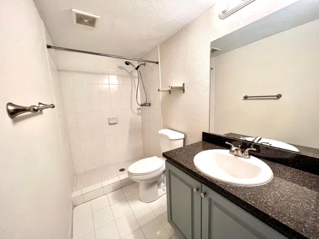 Unit Apt 302 photo 10