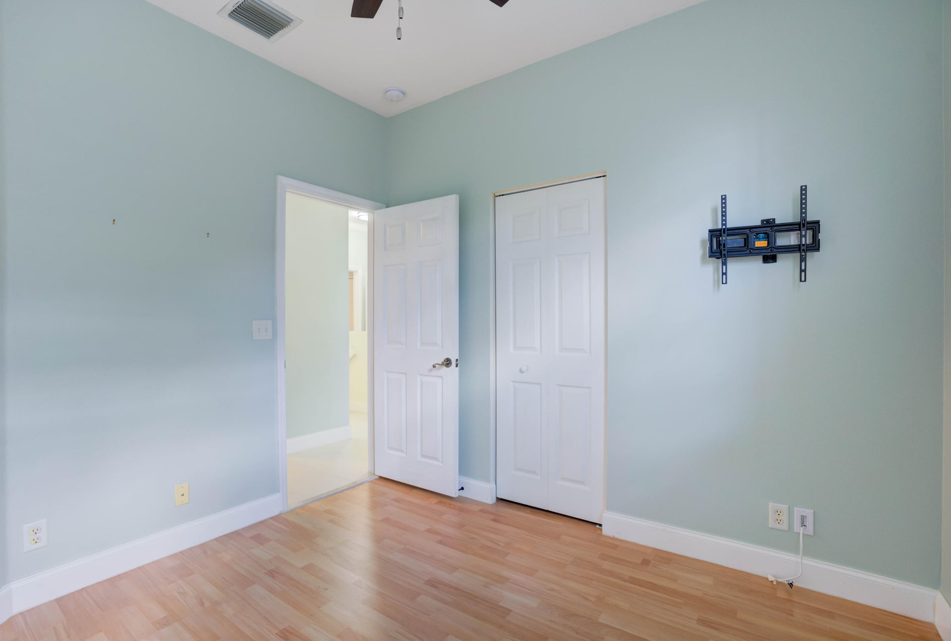 Unit B photo 24