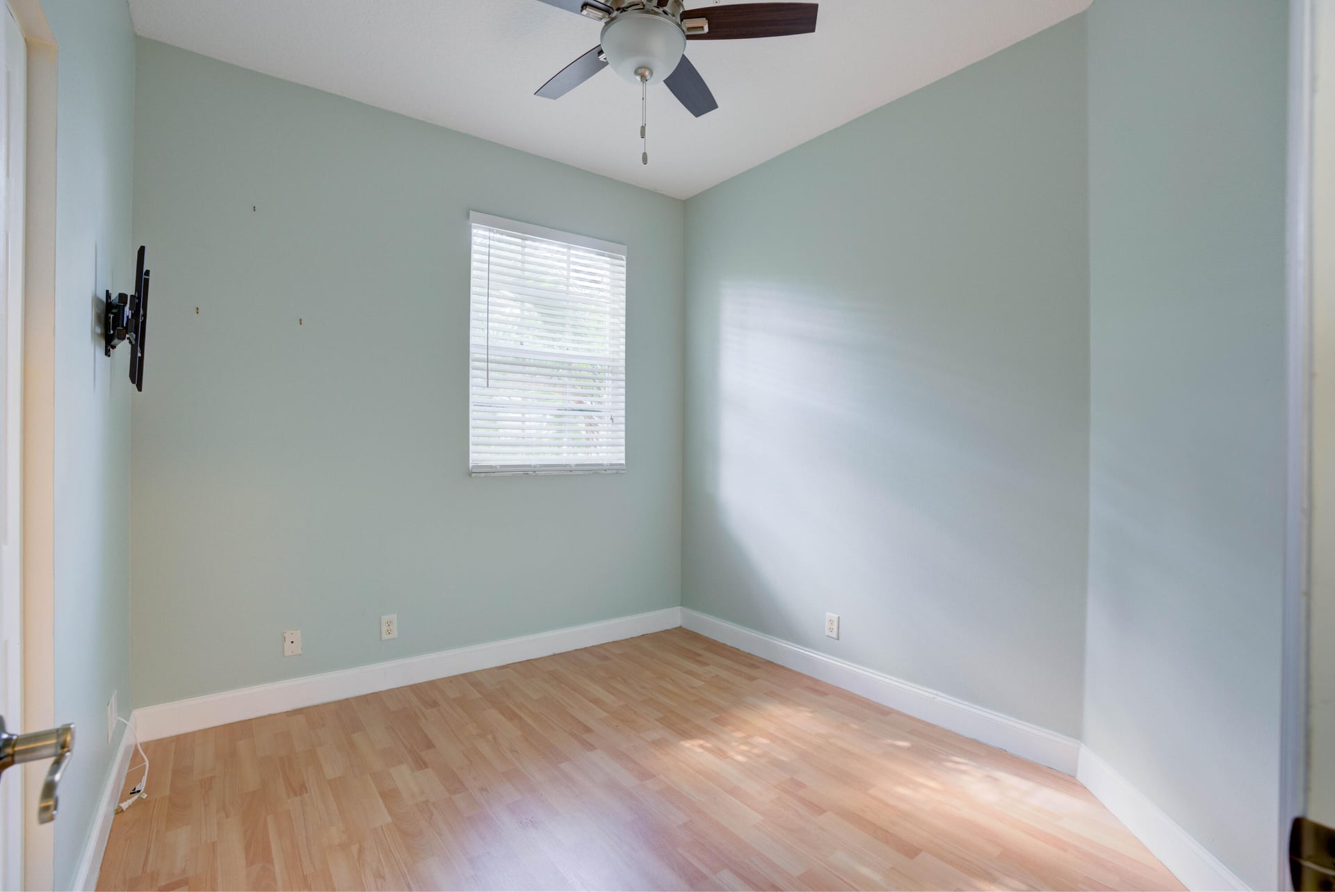Unit B photo 25