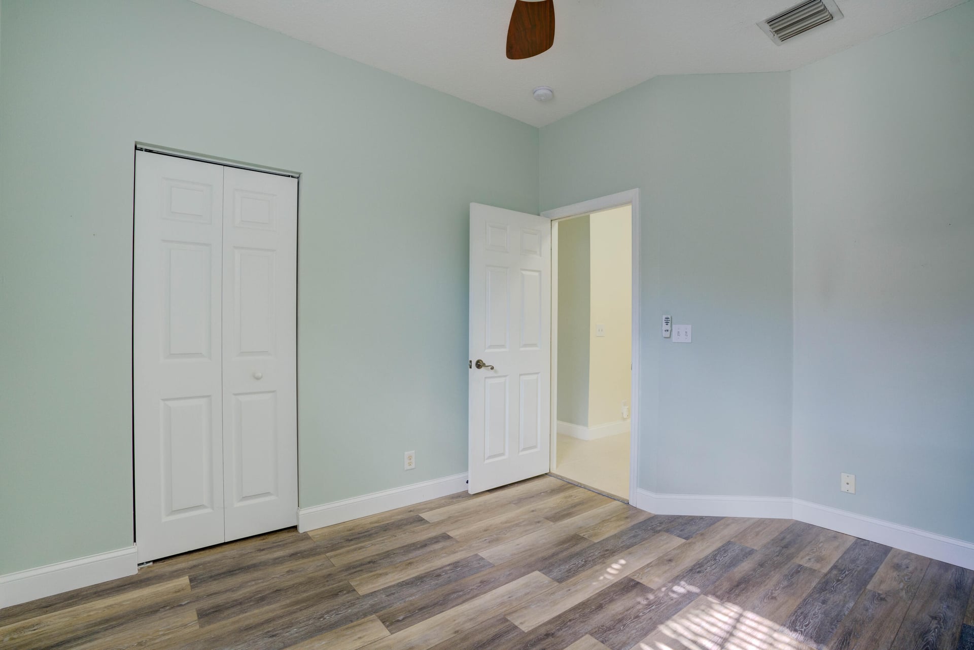 Unit B photo 27