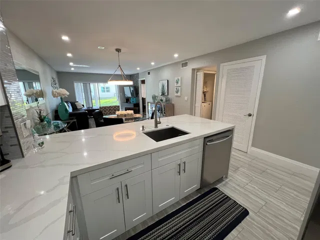 Unit 415 photo 4