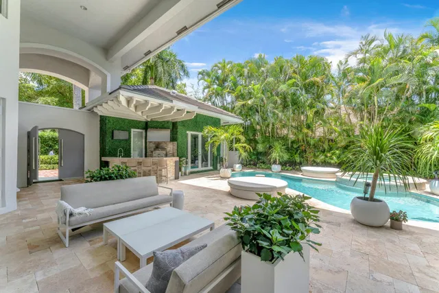 Seasons Residence photo 2