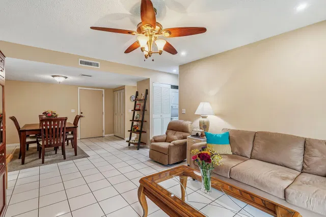Residence photo 3
