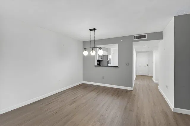  Unit 405 photo 5