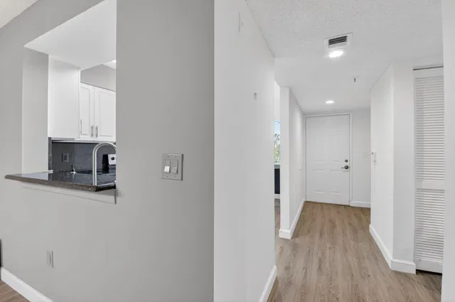  Unit 405 photo 6