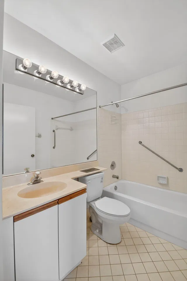 Unit B photo 28