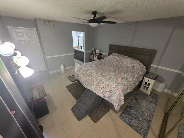 Unit B photo 17