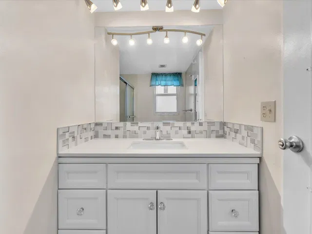 Unit 104 photo 17