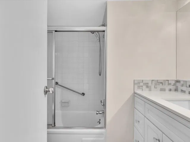 Unit 104 photo 18