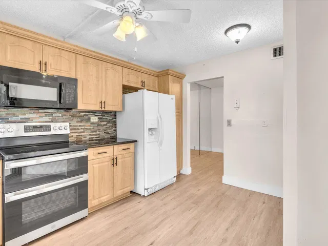 Unit 104 photo 29