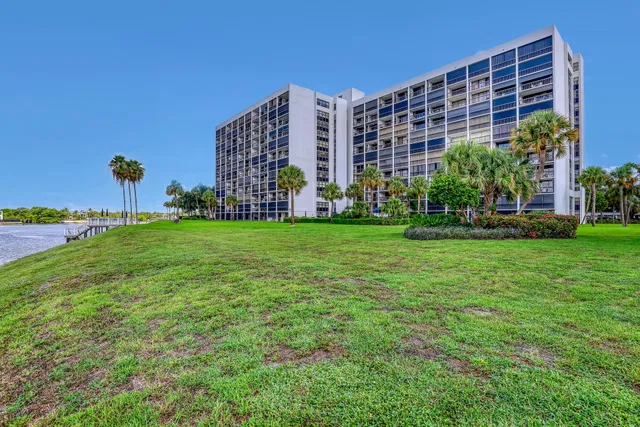 Golfview North Palm Beach II Unit 403 photo 2