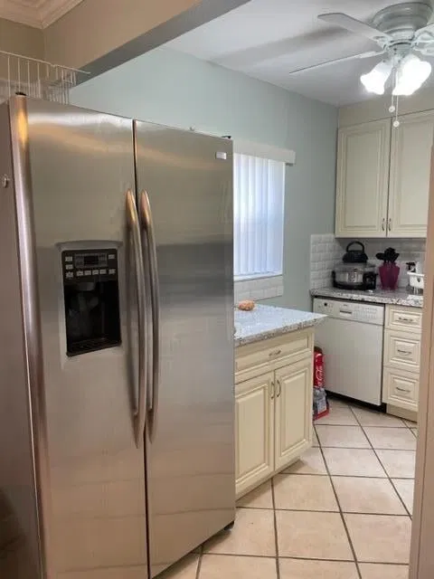 Unit 640 photo 3