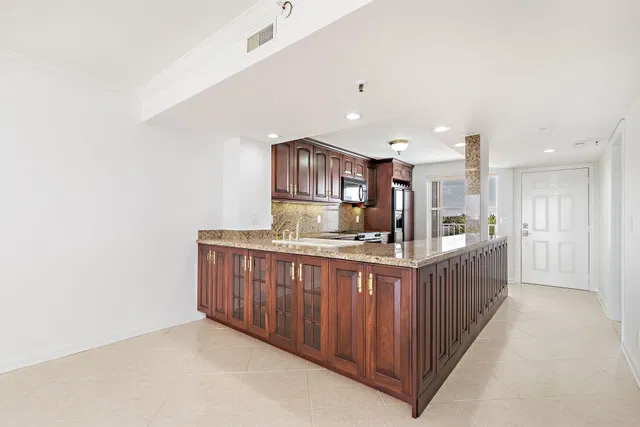 Unit 505 photo 12