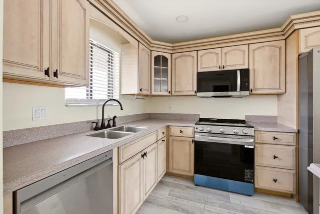 Unit E2 photo 5