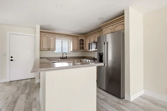 Unit E2 photo 7
