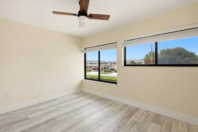 Unit E2 photo 9
