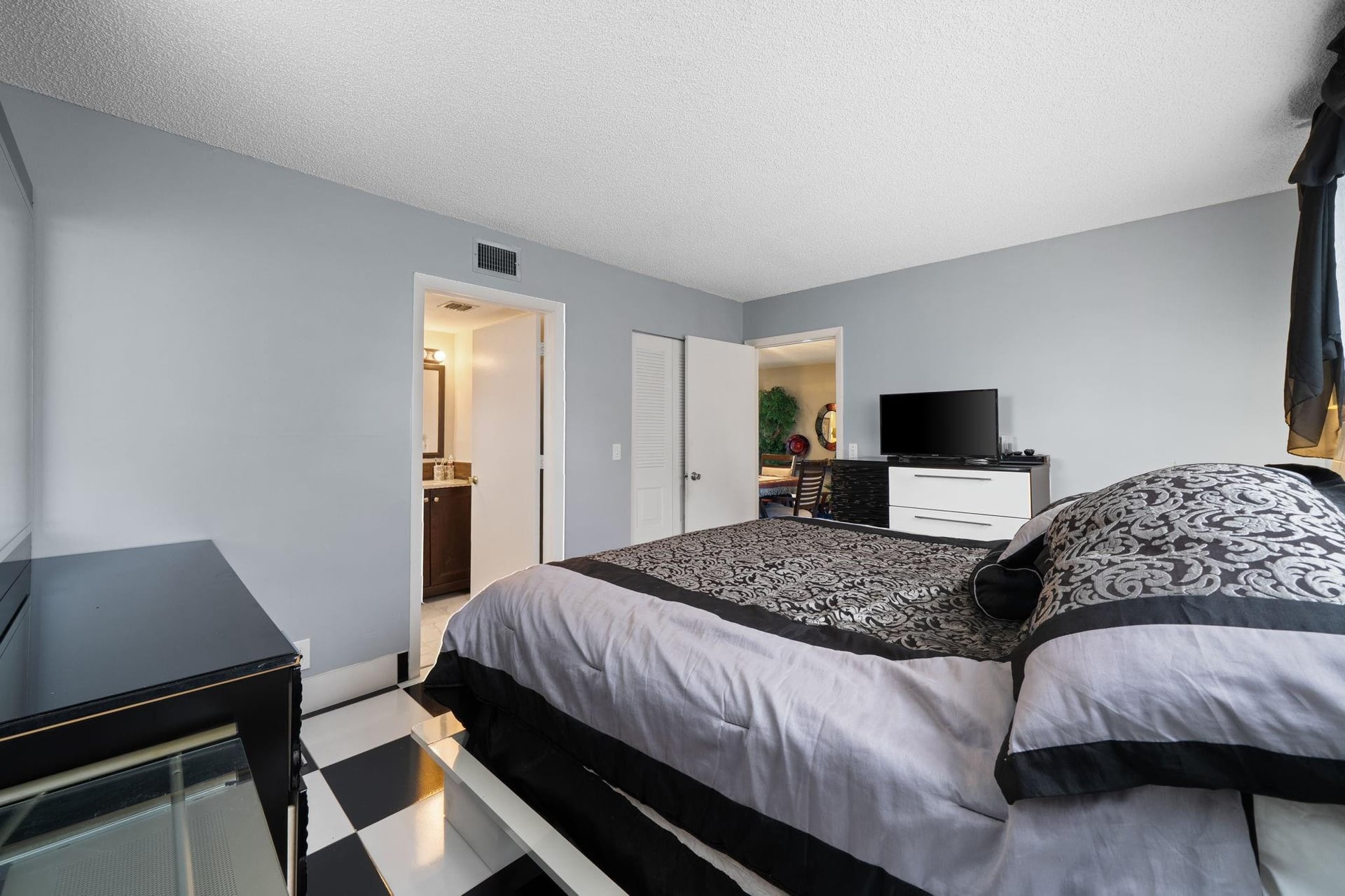 Unit 108 photo 19
