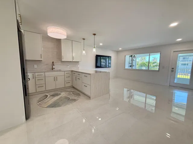 Unit 209 photo 3