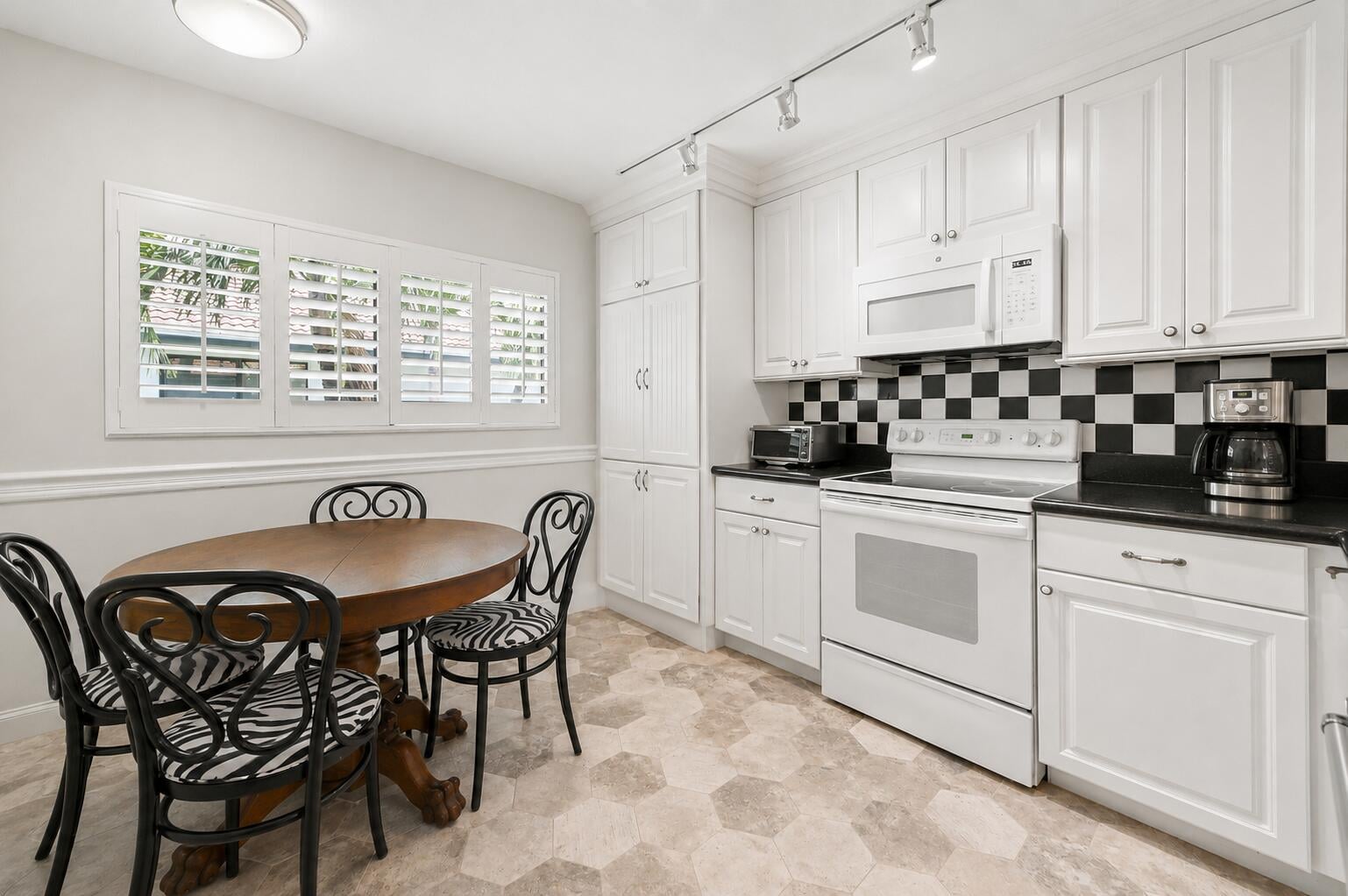 Unit 276 photo 6