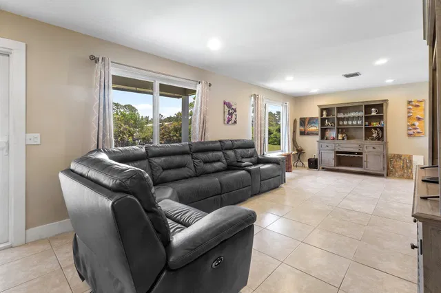 Residence photo 5