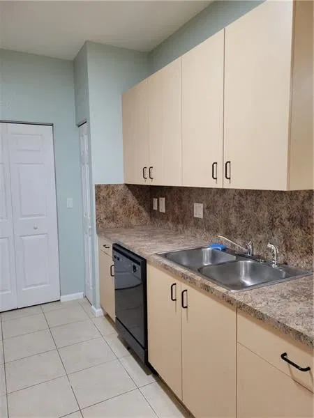 Unit 117 photo 5
