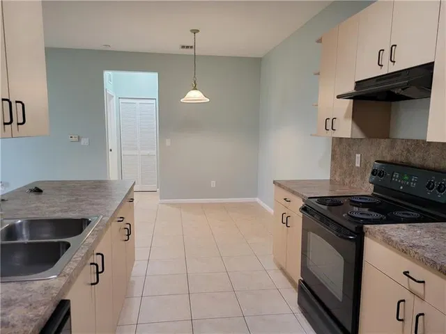Unit 117 photo 14