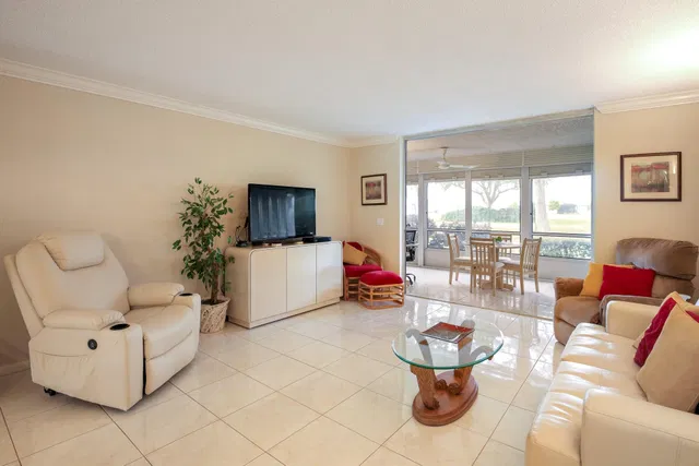 Unit 1030 photo 12
