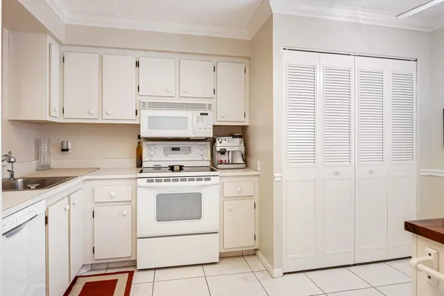Unit 1030 photo 17