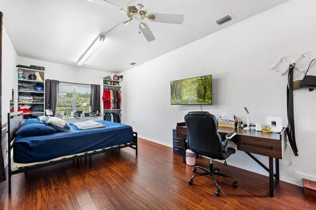 Residence photo 17