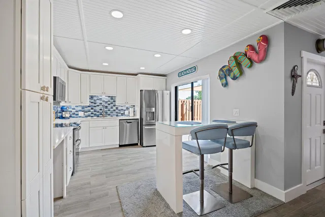 Unit 1018 photo 2
