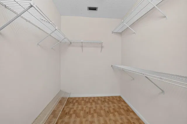 Unit B photo 27