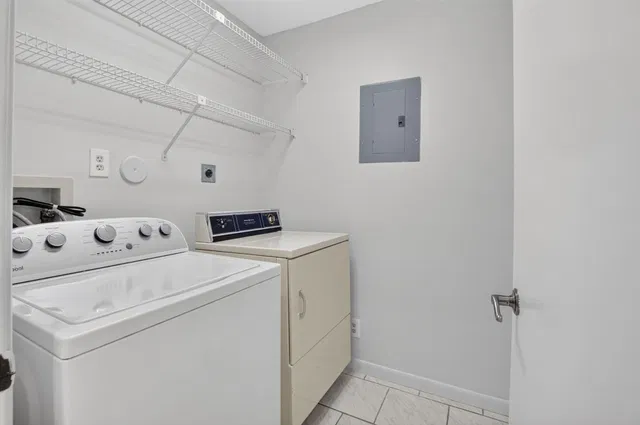 Unit B photo 32