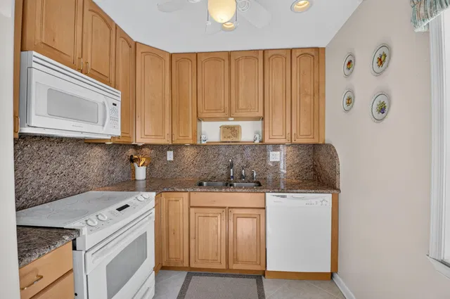 Unit 323 photo 7