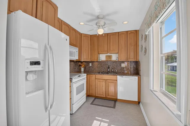 Unit 323 photo 8