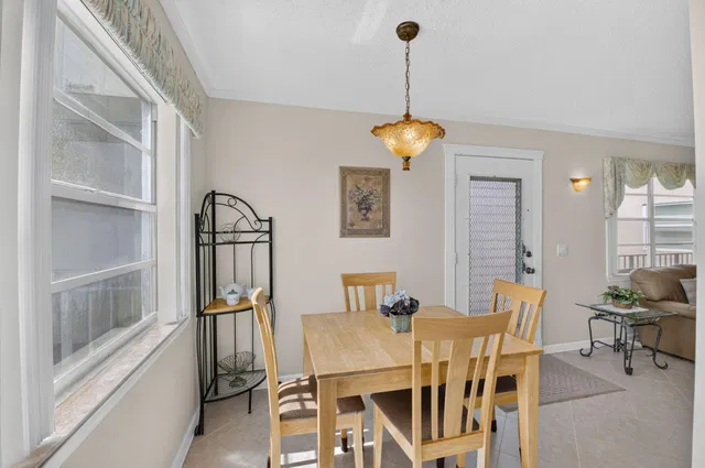 Unit 323 photo 9