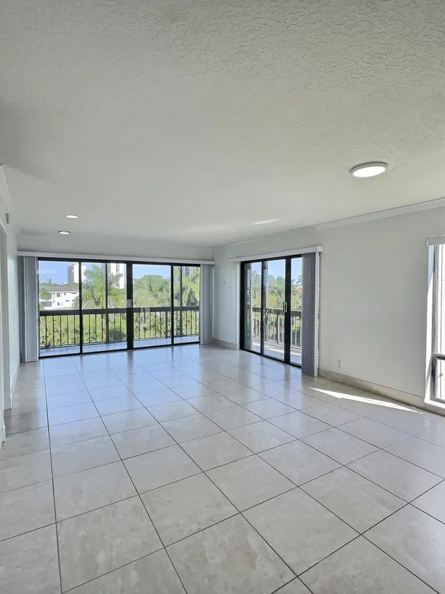 Unit 407 photo 3