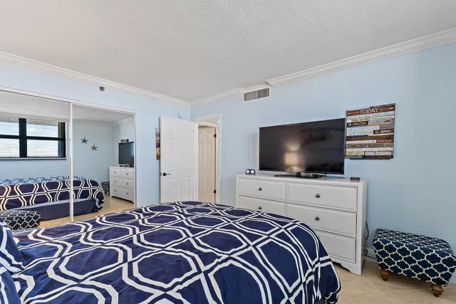 Unit 905 photo 27