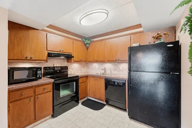 Unit 321 photo 6