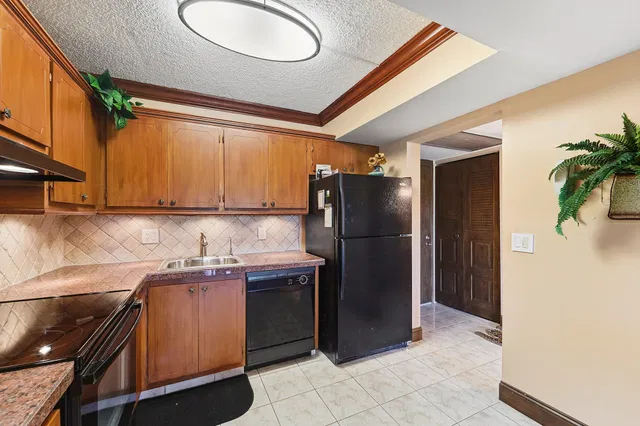 Unit 321 photo 7