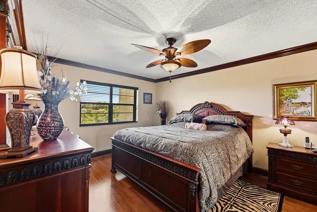Unit 321 photo 11