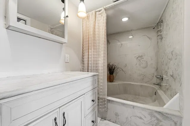 Unit 321 photo 13