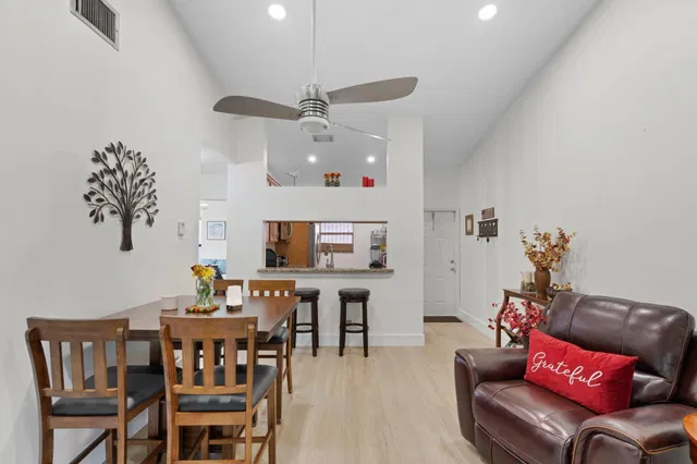Unit 2110 photo 6