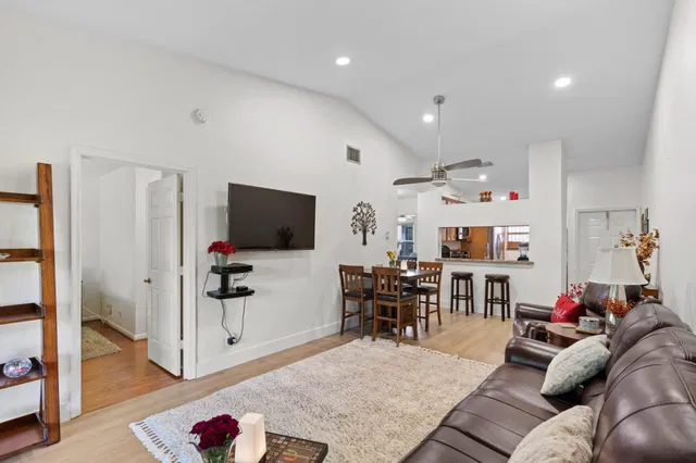 Unit 2110 photo 8